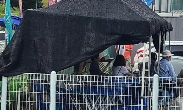 이동식 복덕방 '떴다방'은 단기 시세차익이 발생되는 분양단지에 단골 손님이다.일신건영이 양평에 분양 중인 '휴먼빌 리버파크어반'과 '휴먼빌 센트럴시티'의 견본주택에도 25일 '떴다방'이 그늘막에서 손님을 기다리고 있다. @스트레이트뉴스