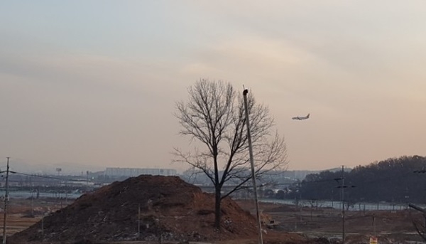 신곡6지구 '캐슬앤파밀리에 시티'는 3분 간격으로 김포공항에 착륙하는 비행기를 볼 수 있다.[사진=돌직구뉴스]