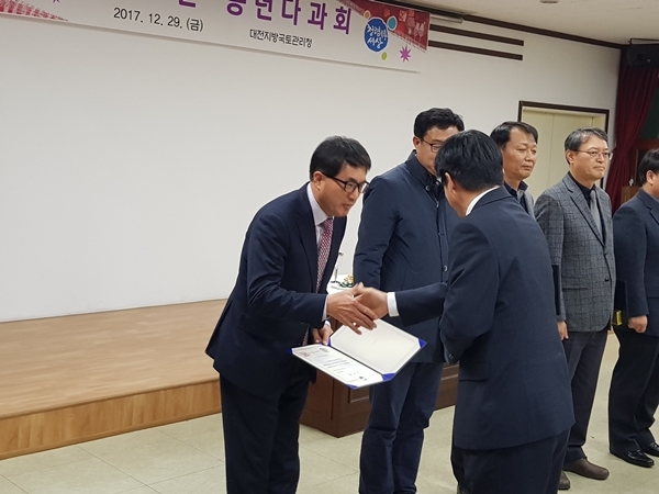 이청우 라온건설 상무(왼쪽)가 지난 12월 29일 대전지방국토관리청에서 국토교통부장관 표창을 수여받고 있다.