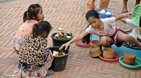 탁밧 공양을 하고 남은 음식을 아이들에게 나눠주며 공생의 의미를 몸소 배우고 있는 아이
