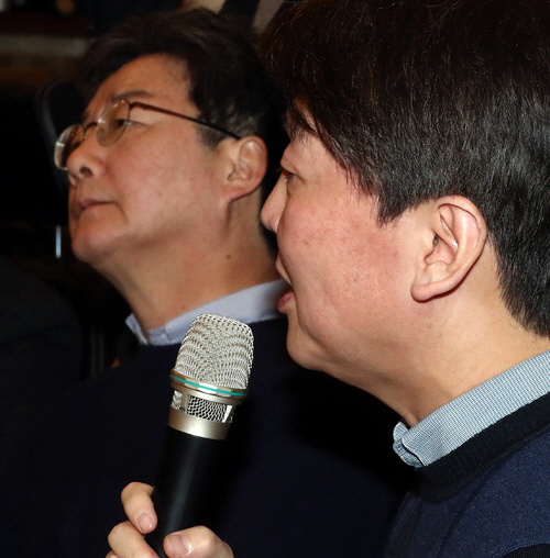 당 통합을 선언한 국민의당 안철수(오른쪽), 바른정당 유승민 대표가 21일 오후 서울 영등포구 여의도의 한 카페에서 기자간담회를 하고 있다.