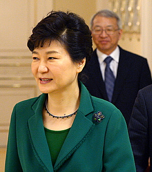 박근혜 전 대통령이 지난 2015년 5월 8일 청와대에서 양승태 대법원장과 환담장으로 이동하고 있다.