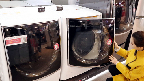 미국이 22일(현지시간) 삼성ㆍLG 등 외국산 세탁기와 태양광 패널에 대한 세이프가드(긴급수입제한조치) 발동을 결정한 가운데 23일 서울의 한 대형마트에서 소비자가 세탁기를 살펴보고 있다.