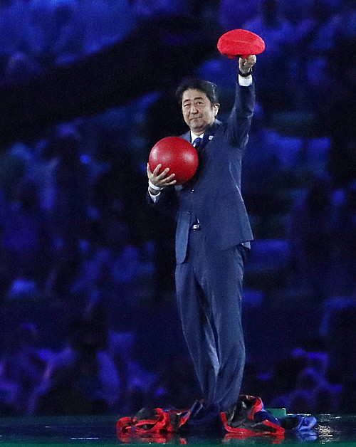 아베 신조 일본 총리가 지난 2106년 8월 22일 브라질 리우데자네이루 마라카냥 경기장에서 열린 2016 리우올림픽 폐막식에서 슈퍼 마리오로 깜짝 등장해 2020년 도쿄 올림픽 개최 홍보를 하고 있다.