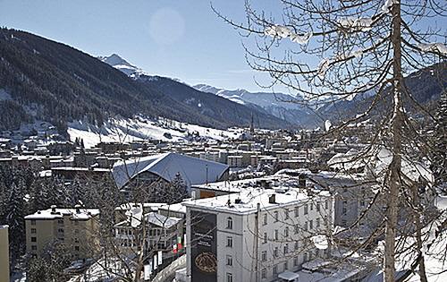 매년 1월이면 스위스 산골마을인 다보스로 전 세계의 저명한 기업인과 경제학자, 저널리스트, 정치인들이 몰려든다. 세계 경제와 정치에 대해 토론하고 연구하는 국제민간회의체인 세계경제포럼(WEF)이 열리기 때문이다.