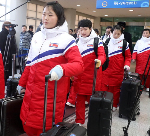북한 여자 아이스하키 선수단이 25일 오전 경기 파주시 남북출입사무소(CIQ)를 통해 입경한 후 짐을 싣고 있다.