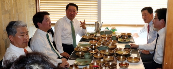 국민의당 안철수 대표와 바른정당 유승민 대표가 29일 오후 서울 마포구의 한 음식점에서 국민의당 통합 중재파 의원들과 오찬을 하고 있다.