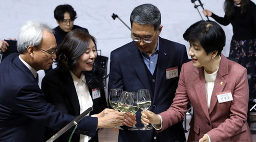 지난 5일 서울 중구 포스트타워에서 열린 노사정 신년인사회에서 김영주 고용노동부 장관을 비롯한 참석자들이 건배를 하고 있다.