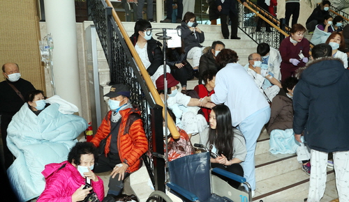 3일 오전 서울 신촌 세브란스병원 본관 2층에서 불이 나 환자와 환자의 가족들이 대피장소에서 불안한 표정을 하고  있다.