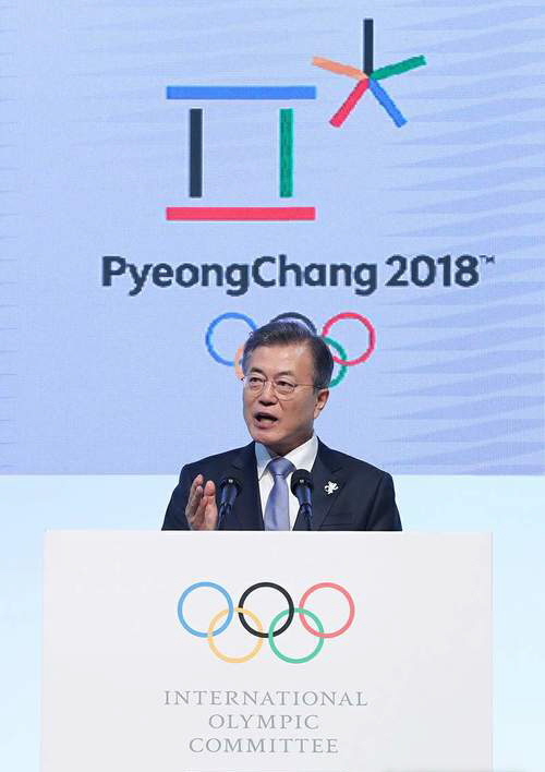 문재인 대통령이 5일 오후 강원도 강릉아트센터에서 열린 IOC총회 개회식에서 축사하고 있다.