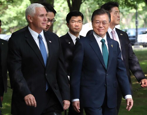 문재인 대통령과 펜스 미국 부통령이 지난해 6월 30일(현지시간) 미국 워싱턴에 위치한 한국전 참전기념비 공원으로 들어서고 있다. 청와대 제공
