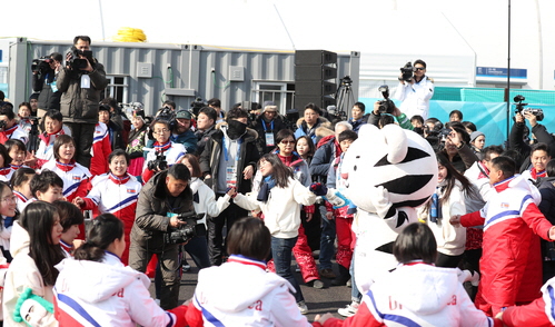 8일 오전 북한 선수단과 우리나라 공연단이 입촌식에서 서로 손을 잡고 즐거운 시간을 보내고 있다.