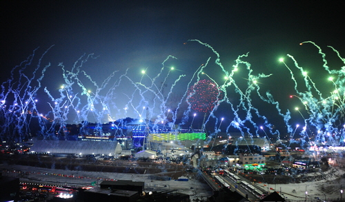 9일 오후 '2018평창동계올림픽 개막식'이 열리고 있는 강원 평창군 평창올림픽스타디움에서 화려한 불꽃이 하늘을 수놓고 있다.