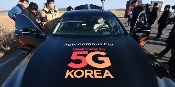 지난달 5일 경기도 화성시 한국교통안전공단 자동차안전연구원 자율주행자동차 실험도시(K-City)에서 열린 '5G로 대화하는 자율주행자동차 시연회'에서 한 관계자가 자율주행차 내부를 살펴보고 있다. (사진=뉴시스)