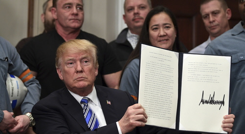 도널드 트럼프 미국 대통령이 8일(현지시간) 한국산 철강 등 수입 철강 및 알루미늄에 고관세를 부과하는 명령에 서명했다. (사진=뉴시스)