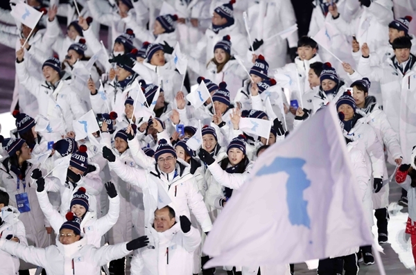 우려로 시작된 2018 평창 동계올림픽은 남북한 화해무드는 물론 1500억원에 달하는 수익을 남기면서 내외적으로 성공적인 대회로 기록됐다. 사진은 지난 평창올림픽 개회식 당시 남북이 공동 입장하는 모습./사진=뉴시스 제공.
