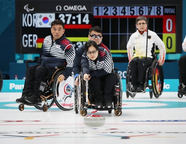 12일 오후 강원도 강릉컬링센터에서 열린 2018 평창패럴림픽 휠체어컬링 대한민국과 독일의 경기에서 한국 방민자가 투구하고 있다./사진=뉴시스 제공.