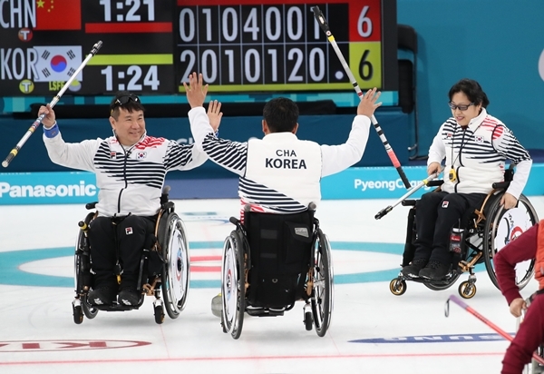 15일 오후 강원도 강릉시 강릉컬링센터에서 열린 2018 평창동계패럴림픽 휠체어컬링 예선 11차전 대한민국과 중국의 경기에서 한국이 7:6로 승리 선수들이 기뻐하고 있다./뉴시스