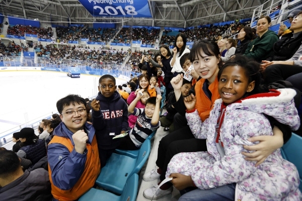 한화그룹은 15일 강릉하키센터에서 열린 한국과 캐나다와의 아이스하키 경기에 다문화가정 아동 및 청소년 50명을 초청해 임직원 봉사단과 함께 국가대표팀을 응원했다. / 한화그룹 제공