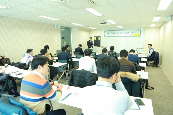 NH농협은행이 지난달 7일  서울 중구에 위치한 NH핀테크혁신센터에서 「NH핀테크 오픈플랫폼 혁신성장 워크샵」을 열고 이종산업 융복합을 통한 신규 API발굴로 수익확대 방안에 대해 논의하고 있다.
