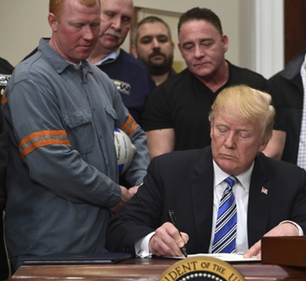 도널드 트럼프 미 대통령이 지난 8일(현지시간) 백악관 루스벨트 룸에서 미 철강 노동자들이 지켜보는 가운데 미국으로 수입되는 철강과 알루미늄에 높은 관세를 부과하는 포고령에 서명하고 있다. / 뉴시스