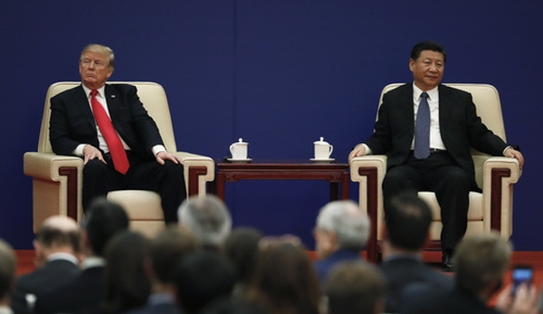 도널드 트럼프 미국 대통령이 지난해 11월 9일 중국 베이징 인민대회당에서 열린 미중 기업인 행사에 시진핑 국가주석과 함께 참석해 서로 다른 방향을 바라보고 있다. 뉴시스