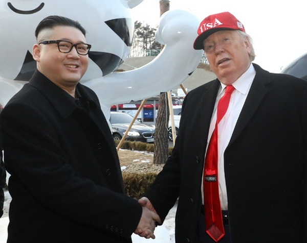 2018 평창동계올림픽 개막식이 열린 지난달 9일 북한 김정은 노동위원장, 도널드 트럼프 미국 대통령을 코스프레한 외국인들이 강원 평창군 진부역에 도착해 악수하고 있는 모습. 뉴시스