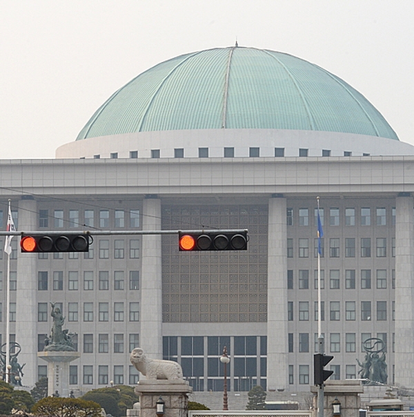 서울 여의도 국회 앞 신호등에 빨간 신호등이 켜져 있다.