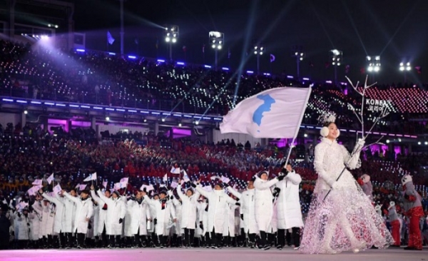 글로벌 무한경쟁시장에서 하나된' 남북한은 코리아 브랜드 가치를 제고하고 대외 경쟁력을 제고하는 데 기여할 전망이다.평창올림픽에서 한반도기를 들고 입장하는 남북한선수단.(사진=평창올림픽조직위원회)
