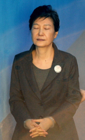공판에 출석하기 위해 법정으로 이동하고 있는 박근혜 전 대통령.