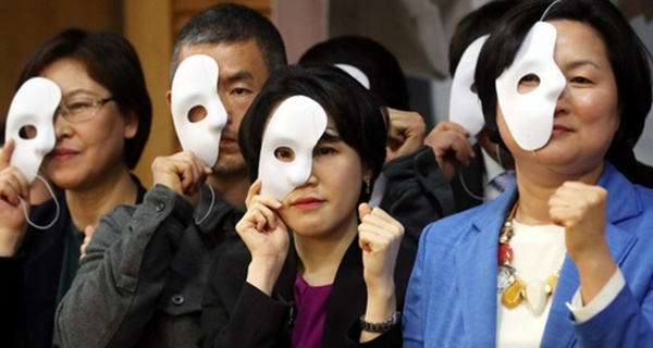 지난달 27일 오전 서울 영등포구 여의도 국회 의원회관에서 열린 전국미투생존자연대 발족식 및 권력형 성폭력 2차 피해 방지 정책 제안 세미나에서 참석자들이 성폭력 피해자들을 위한 퍼포먼스를 펼치고 있다. / 뉴시스