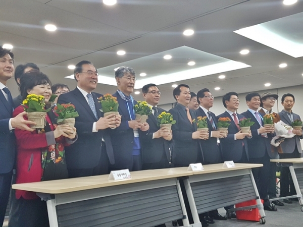 '힐링페어 2018'이 서울 양재동 aT센터에서 6일부터 8일까지 3일 간 열린다. 사진은 개막식에 참석한 이개호 의원과 이시형 박사(공동 위원장)과 이제학  힐링협회장. @스트레이트뉴스