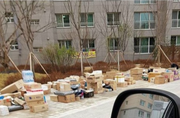 다산신도시의 한 아파트 단지에 택배상자가 쌓여있다./사진=온라인 커뮤니티