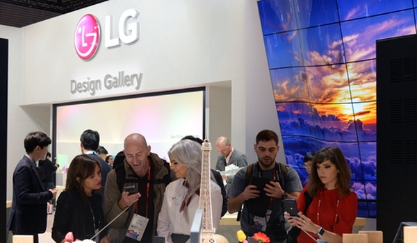 지난 2월 열린 MWC 2018에서 관람객과 해외언론들이 LG전자 스마트폰 ‘LG V30S ThinQ’의 'AI카메라' 기능을 체험해보고 있다. / LG전자 제공