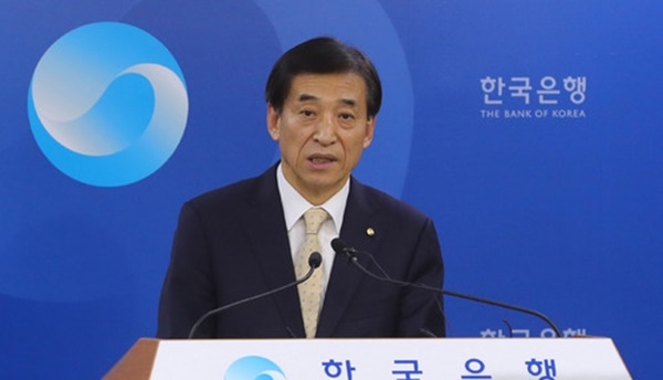 이주열 한국은행 총재가 서울 중구 한국은행 기자실에서 브리핑을 하고 있는 모습. /뉴시스