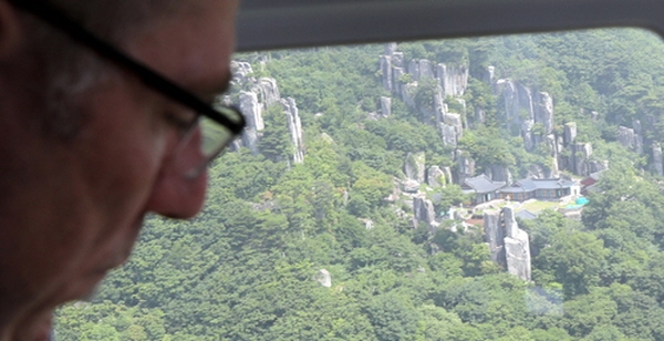지난해 7월 유네스코 세계지질공원 실사단 안드레아스 쉴러(Andreas Shueller·독일)가 무등산 권역의 유네스코 세계지질공원 인증 여부를 확인 하기 위해 헬기를 타고 광주 동구 무등산국립공원 일대를 살펴보고 있는 모습. 뉴시스