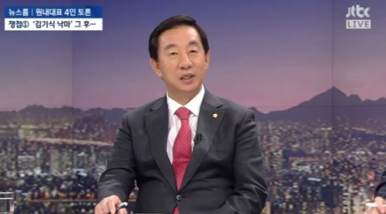 jtbc뉴스룸에 출연 중인 김성태 자유한국당 원내대표(자료:jtbc 화면 캡처)