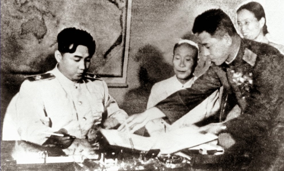 판문점에서 정전협정에 서명하는 김일성 전 주석(1953.07.27)(자료:gettyimages)