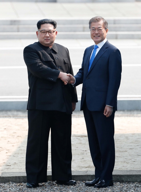 남북정상회담이 열린 27일 오전 문재인 대통령과 김정은 북한 국무위원장이 판문점에서 만나 인사를 나누고 있다./뉴시스