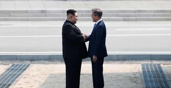 2018 남북정상회담이열린 27일 오전 문재인 대통령과 김정은 북한 국무위원장이 판문점에서 만나 인사를 나누고 있다. 뉴시스