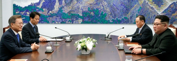 문재인 대통령과 김정은 북한 국무위원장이 27일 판문점 평화의 집에서 정상회담을 시작했다.