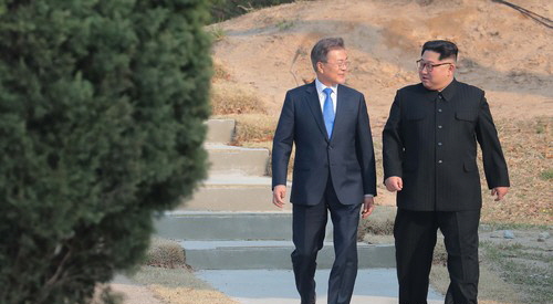 2018 남북정상회담이 열린 27일 오후 문재인 대통령과 김정은 국무위원장이 도보다리 산책을 다녀오며 이야기를 나누고 있다. / 뉴시스