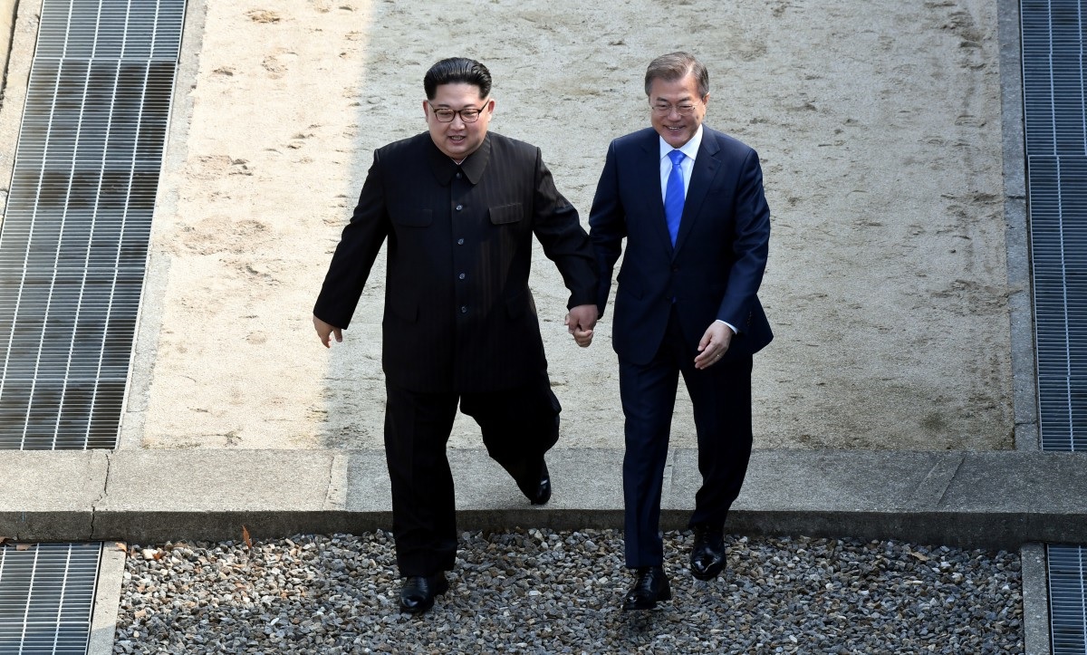 국경을 넘어서는 문재인 대통령과 김정은 위원장(2018.04.27)(자료:공동취재단)