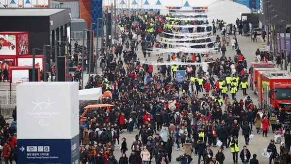 2018 평창 동계패럴림픽 폐회식이 열린 지난 2월 18일 강원도 평창 올림픽스타디움이 시민들로 북적이고 있는 모습. / 뉴시스