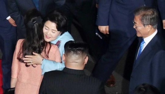 남북정상이 회담을 마치고 김정은 위원장을 북으로 송별하면서 여사들이 포옹하고 있다.(사진=청와대)