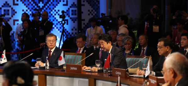 문재인 대통령이 지난해 11월14일 필리핀 마닐라 국제컨벤션센터에서 열린 제20차 ASEAN+3 정상회담에 참석해 일본 아베 총리의 발언을 듣고 있다. 왼쪽부터 문재인 대통령, 아베 일본 총리, 리커창 중국 총리. /뉴시스