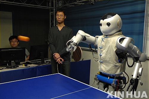 【항저우(중국 저장성)=신화/뉴시스】9일(현지시각) 중국 저장성 항저우의 저장대학교에서 인공지능과 카메라를 탑재해 탁구공의 움직임을 추적하고 경기를 할 수 있는 로봇을 개발, 공개한 가운데 로봇이 탁구를 치고 있다.