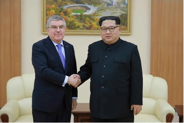 지난 3월 31일 북한 김정은 국무위원회 위원장이 방문중인 토마스 바흐 국제올림픽위원회 위원장을 접견했하고 있다./뉴시스