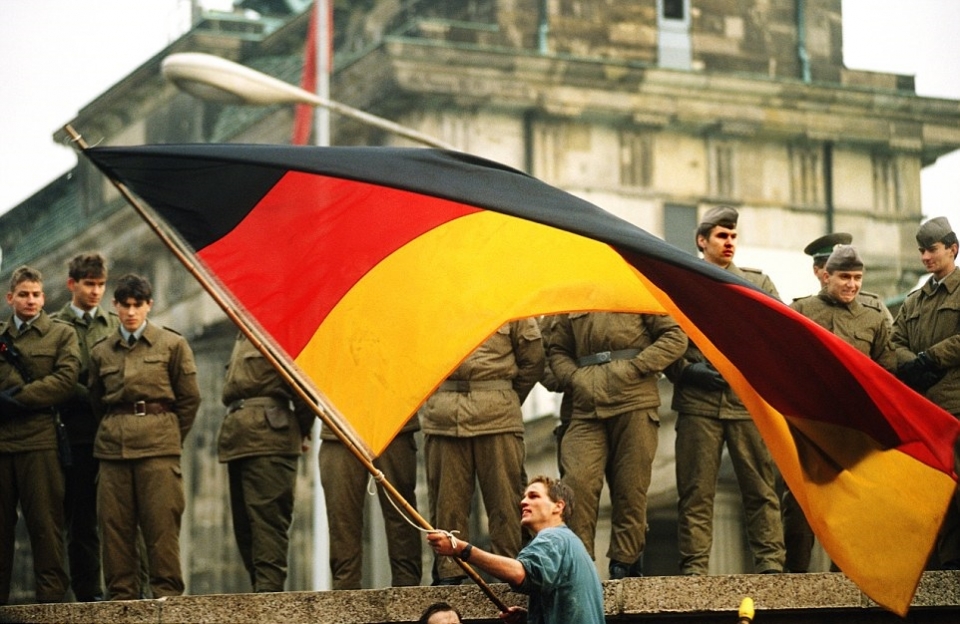 무너진 베를린 장벽에 마주선 동독과 서독(1989.11.)(자료:dailymail)