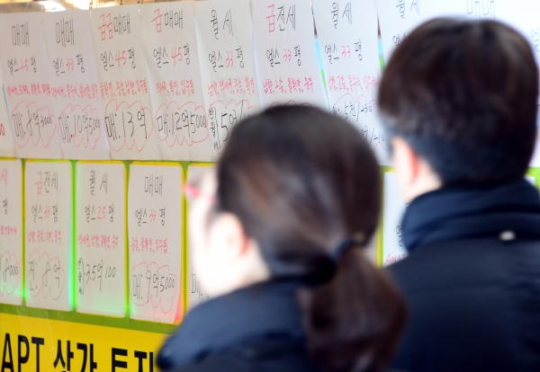 정부의 서울 부동산 시장 압박에 매매시장이 약세로 전환되고 있다. 3월까지 상승을 전망했던 부동산 최일선 근로자인 개업공인중개사들은 향후 전망을 하락으로 급선회했다.